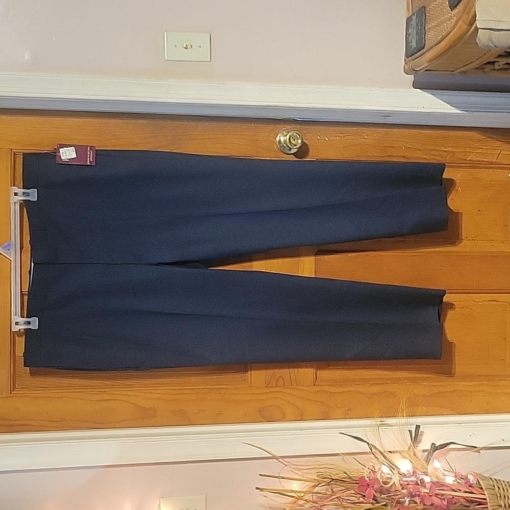 NWT Farah Quility dress pants. Size 42/30 Color dark blue.